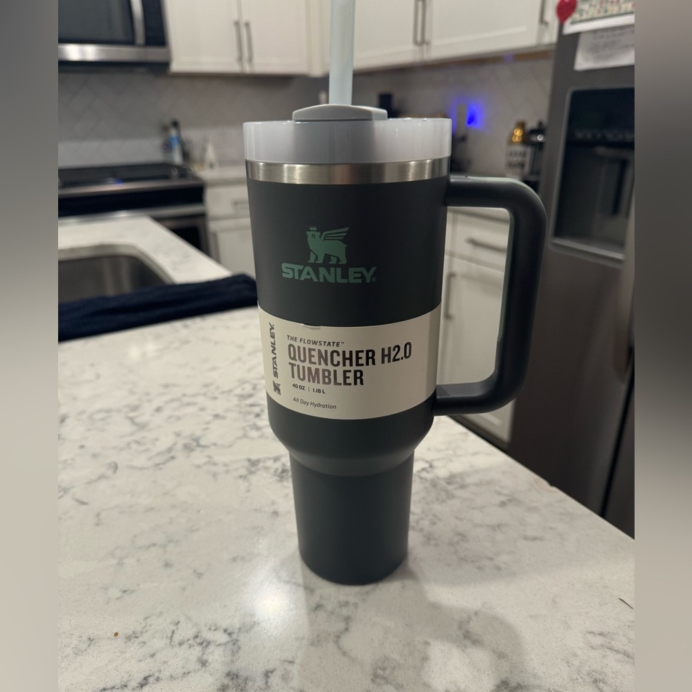 40 oz Stanley The Flowstate Quencher H2.0 Grey Tumbler